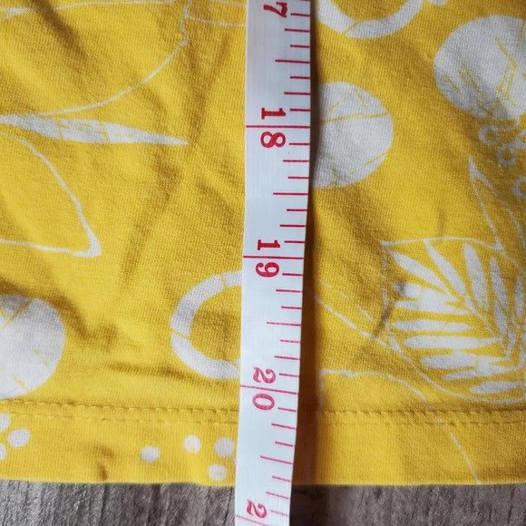 Liz Claiborne Short Sleeve V-Neck Floral Tee Yellow and White Size Large NWOT - Picture 5 of 15